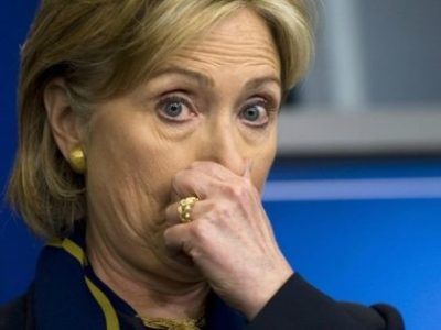 Hillary-Clinton-hold-nose-400x300.jpg